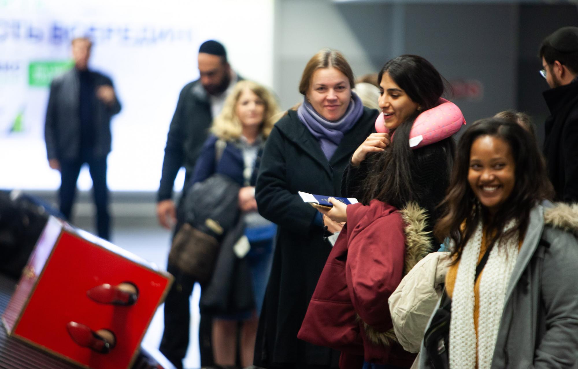 Кто-то не долетел целиком? Сеть взорвало вирусное видео необычного багажа в столичном аэропорту